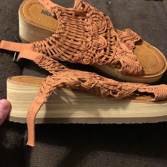 MUK LUK PLATFORM SANDALS SIZE 8.5♥️ - Picture 2 of 2